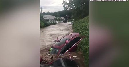 Nagła powódź w New Jersey zmyła kilkanaście pojazdów z parkingu przy salonie samochodowym