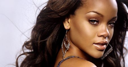 Rihanna chce zmienić nawyki żywieniowe i wrócić na siłownię. Gwiazda boi się jednak, że straci krągłości