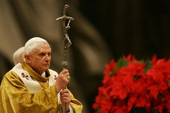 Benedykt XVI modlił się o pokój na świecie