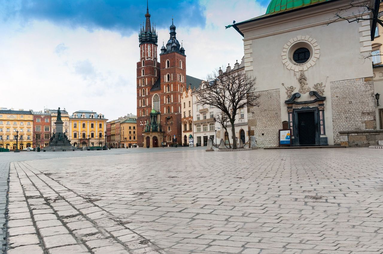 Trzej Królowie samotnie powędrują w orszaku na Rynek Główny w Krakowie