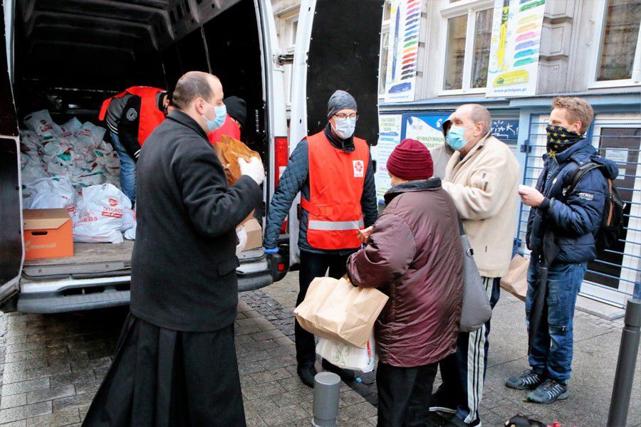 Dania na wynos i świąteczne paczki zamiast tradycyjnej wigilii dla bezdomnych w Poznaniu