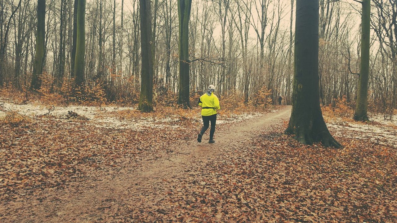 Policja przypomina o noszeniu elementów odblaskowych