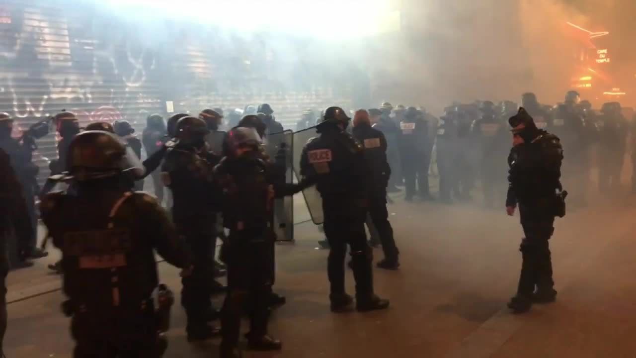 Protest feministek w Paryżu w przededniu Dnia Kobiet. Doszło do przepychanek z policją