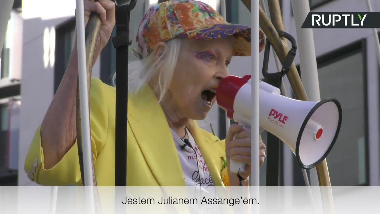 Projektantka mody Vivienne Westwood zamknęła się w wielkiej klatce w ramach wsparcia Juliana Assange’a