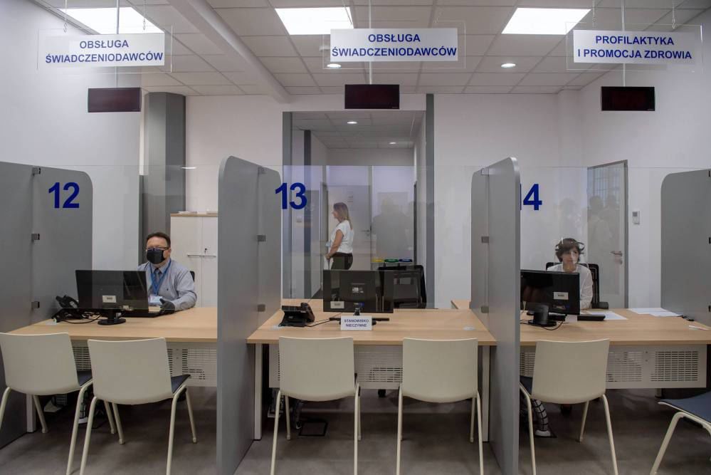 NFZ przywraca od poniedziałku bezpośrednią obsługę w swoich placówkach