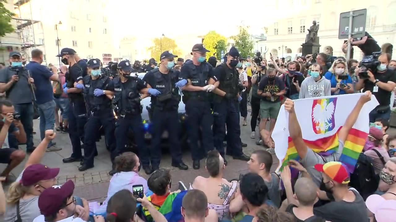 Protest przeciwko aresztowaniu aktywistki LGBT w Warszawie. Blisko 50 osób zatrzymanych
