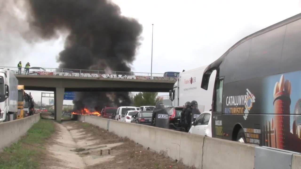 Zwolennicy niepodległej Katalonii trzeci dzień blokują autostradę między Francją a Hiszpanią