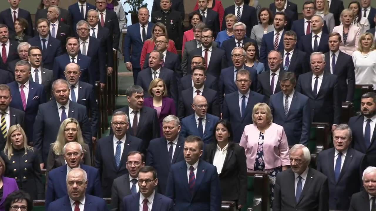 A. Macierewicz otworzył inauguracyjne posiedzenie sejmu IX kadencji. Posłowie odśpiewali hymn