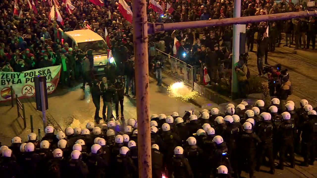 Zamieszki po rozwiązanym marszu narodowców we Wrocławiu. Policja użyła armatek wodnych