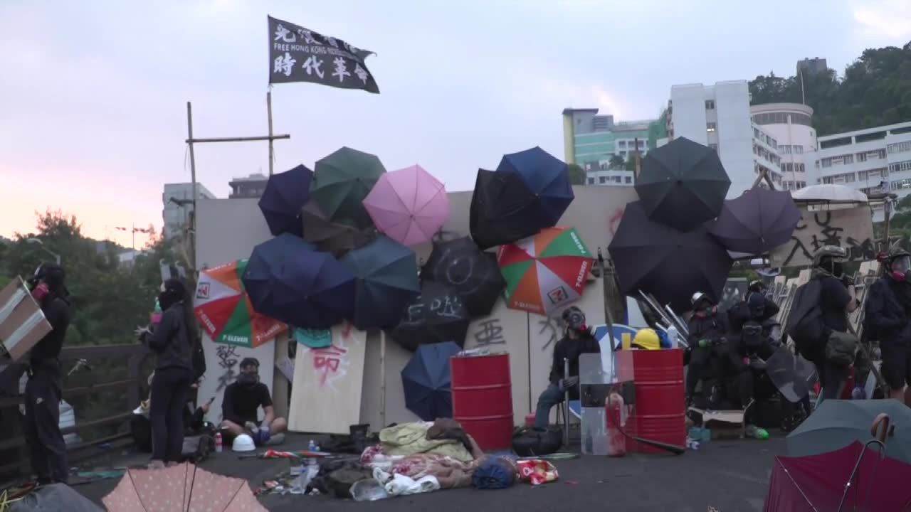 Studenci zabarykadowali ulice w okolicy uniwersytetu w Hong Kongu