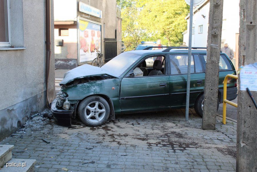 PO PIJANEMU SPOWODOWAŁA KOLIZJĘ WIOZĄC DO SZKOŁY DWOJE DZIECI