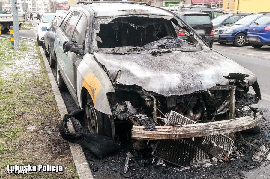 PIROMAN PODPALAŁ CO POPADNIE, PÓŹNIEJ TO NAGRYWAŁ I… SAM DZWONIŁ PO SŁUŻBY