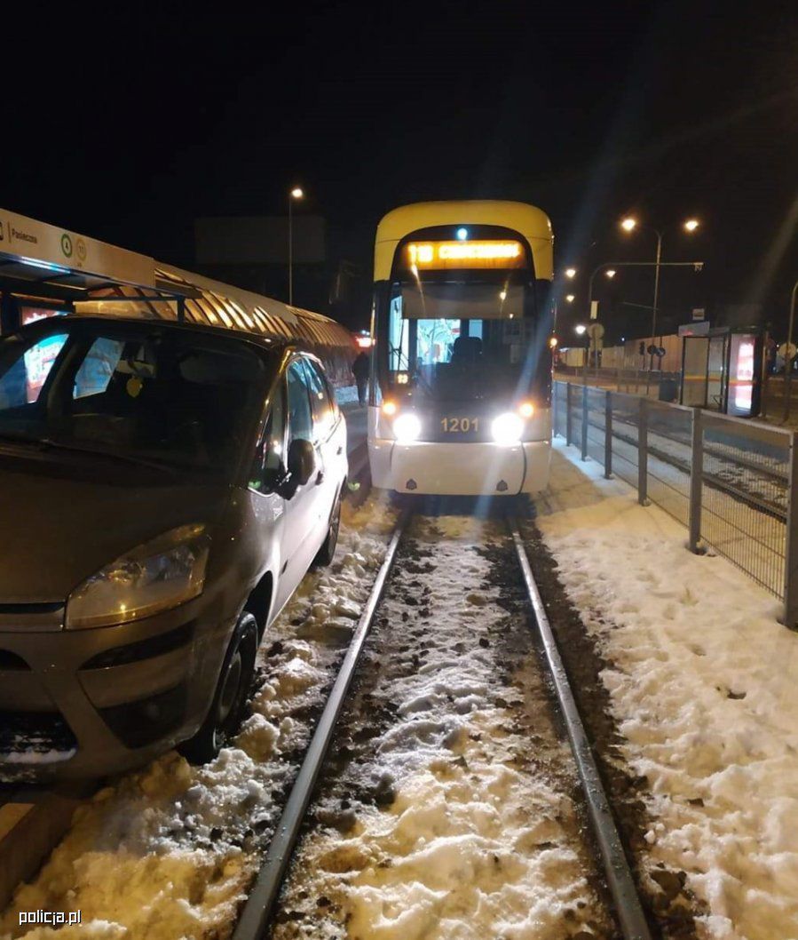 MAJĄC 4 PROMILE WJECHAŁ NA PRZYSTANEK TRAMWAJOWY