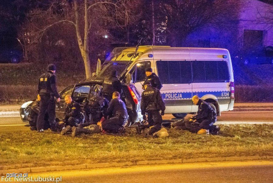 POŚCIG ULICAMI ZIELONEJ GÓRY. CZTERECH ZATRZYMANYCH. POSZUKIWANI I NARKOTYKI W TLE