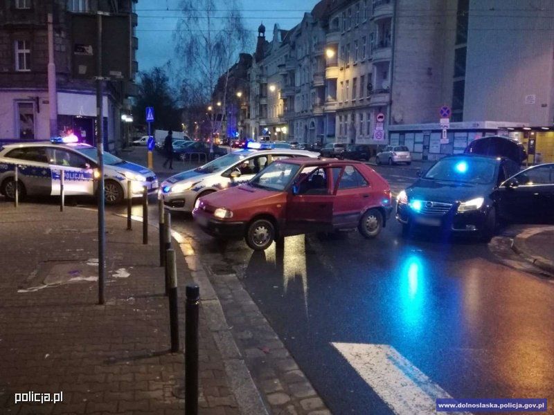 17-LATEK BEZ PRAWA JAZDY SWOJĄ PORANNĄ PODRÓŻ ZAKOŃCZYŁ NA PRZYDROŻNYM SŁUPKU