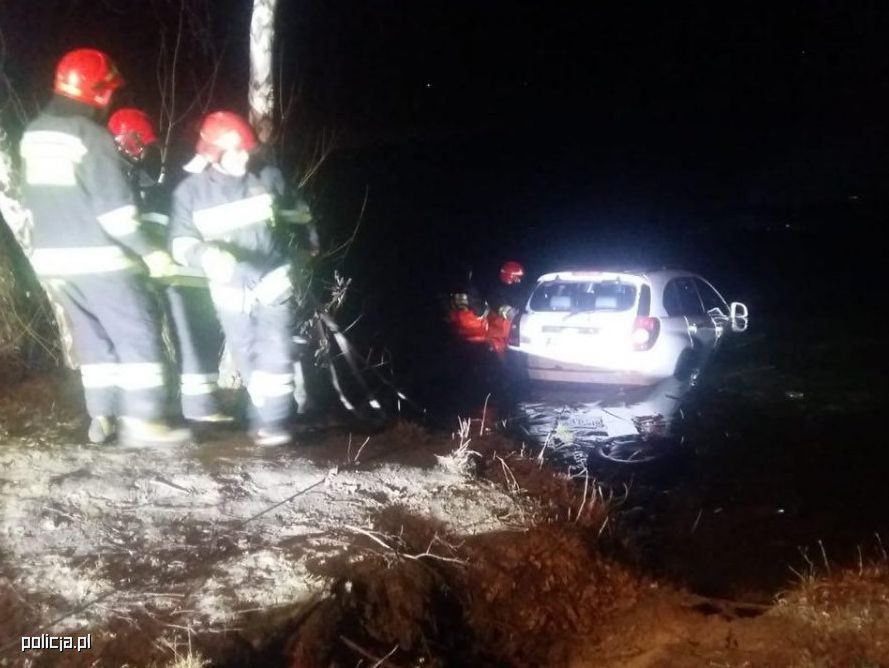 Policjanci uratowali kobietę z tonącego samochodu tonącego samochodu