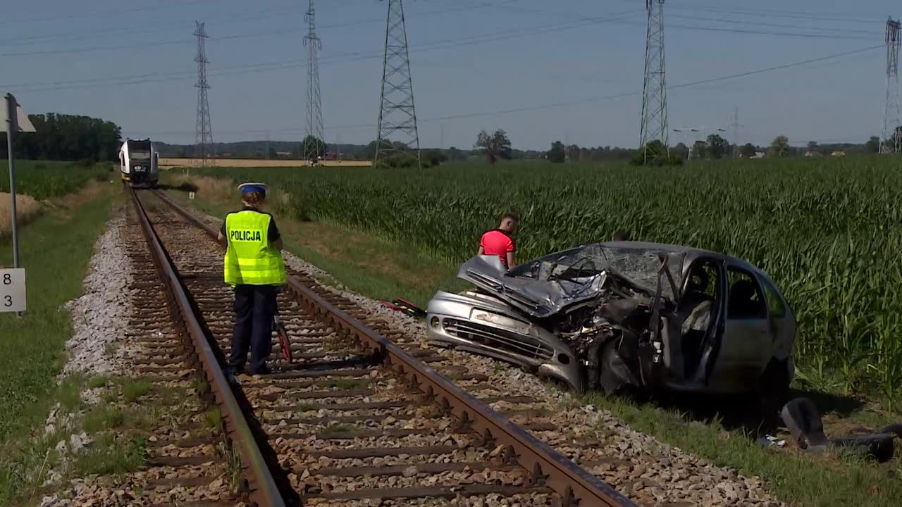 Kierowca wjechał pod szynobus, zmarł mimo 1,5-godzinnej reanimacji