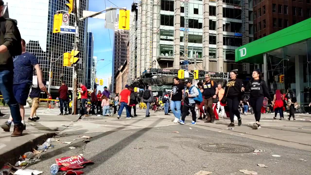 Strzały podczas zwycięskiej parady Toronto Raptors. Policja zatrzymała sprawców