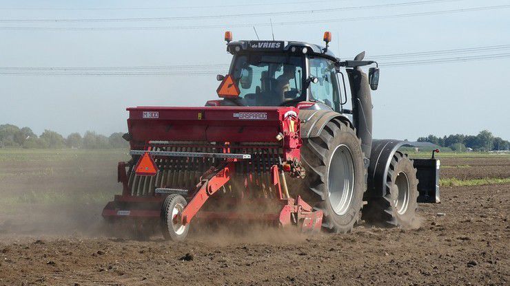 Traktor przejechał po stopie półtorarocznego dziecka i pijanym wujku
