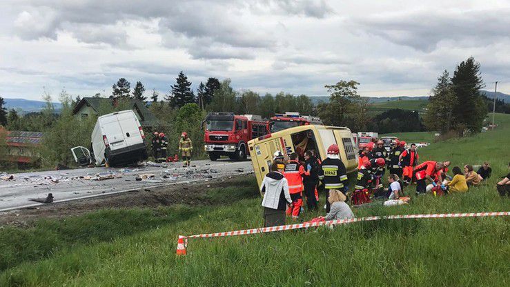 Zderzenie autobusu, busa i dwóch aut osobowych na zakopiance