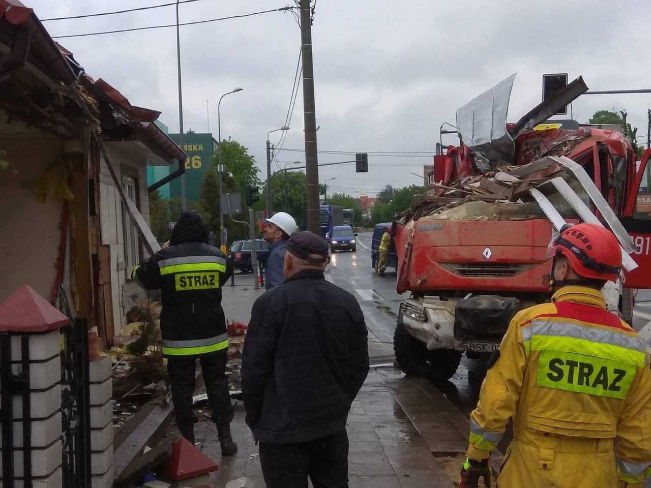 Wóz strażacki wbił się w budynek mieszkalny w Sokółce.