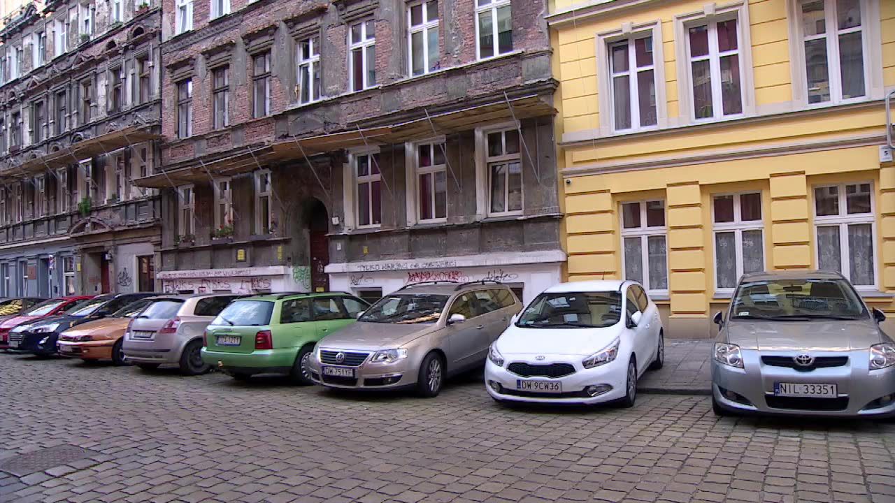 Kierowca potrącił policjanta we Wrocławiu. Funkcjonariusze oddali strzały ostrzegawcze