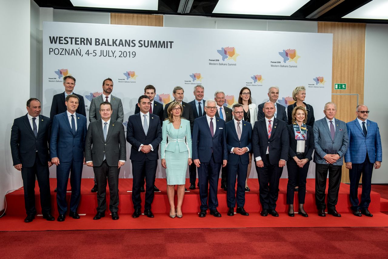 SZCZYT BAŁKANÓW ZACHODNICH – DZIŚ OSTATNI DZIEŃ. PREMIER MORAWIECKI SPOTKA SIĘ M.IN. Z ANGELĄ MERKEL I THERESĄ MAY