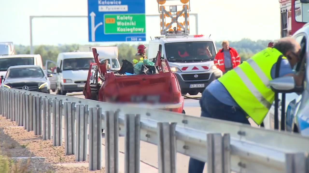 Samochód dostawczy wjechał w tył Malucha na autostradzie A1. Rannych zabrały śmigłowce