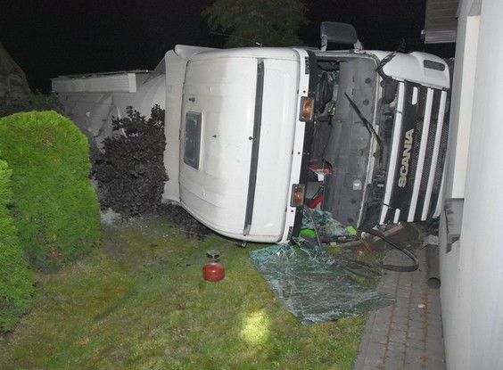 Pijany kierowca. Na zakręcie wypadł z drogi i uderzył w dom. Później w kolejny