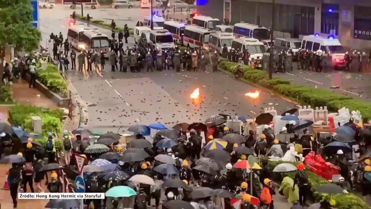 Butelki z benzyną kontra gaz łzawiący. Kolejne starcia protestujących z policją w Hong Kongu