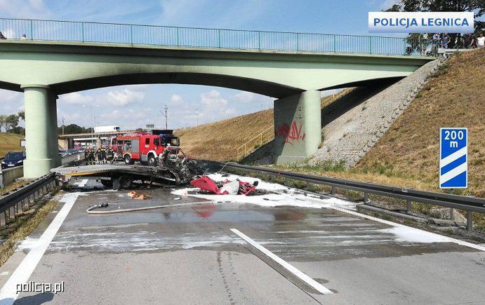 MĘŻCZYZNA WYCIĄGNIĘTY Z PŁONĄCEGO POJAZDU