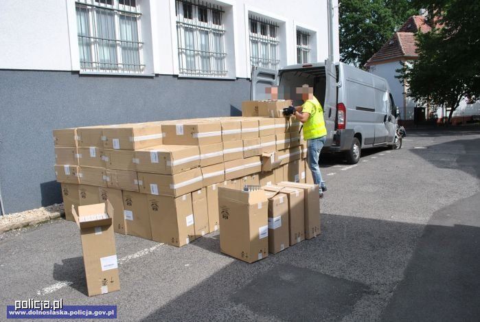 LUBAŃSCY POLICJANCI PRZECHWYCILI PONAD 1,8 MLN SZTUK PAPIEROSÓW BEZ AKCYZY