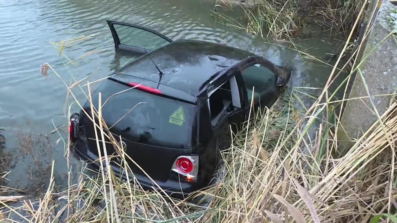 23-latka wjechała do stawu w Dębnicy. Z pomocą przyszli przejeżdżający kierowcy