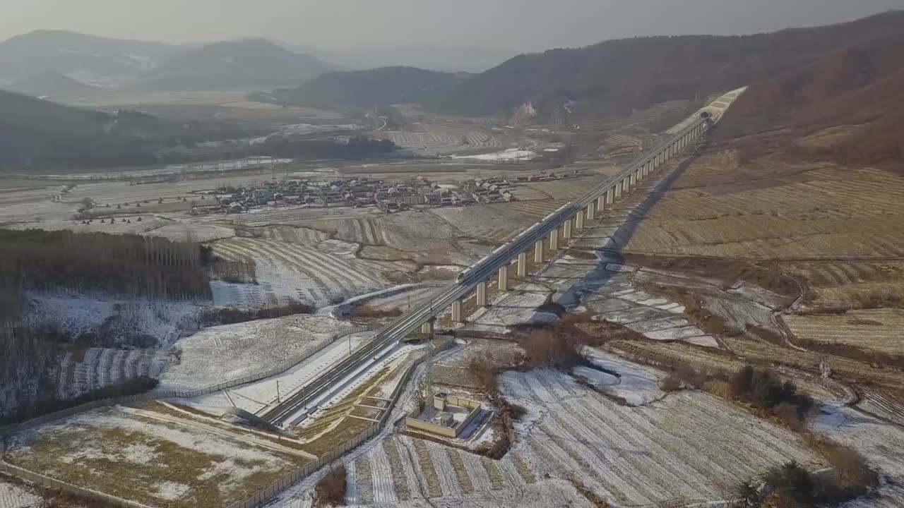 W północno-wschodnich Chinach wkrótce ruszy linia szybkiej kolei. Pociąg będzie poruszał się z prędkością 250 km/h