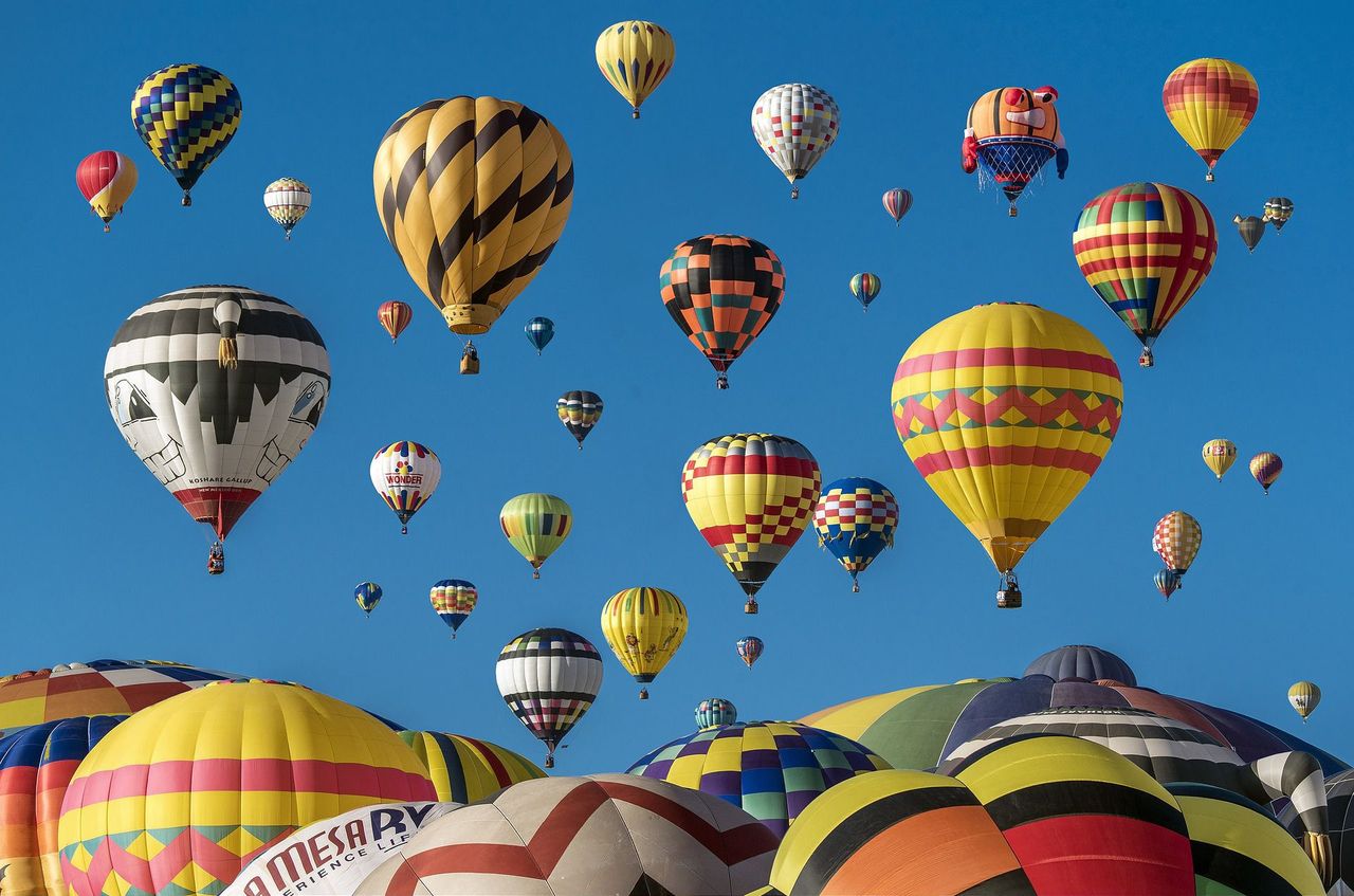 Kolorowe niebo nad Nowym Meksykiem. W Albuquerque trwa Festiwal Balonów