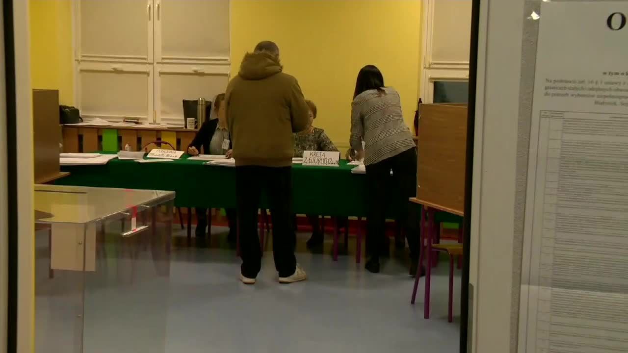 W kilku lokalach głosowano po zakończeniu ciszy wyborczej. Jak to możliwe?