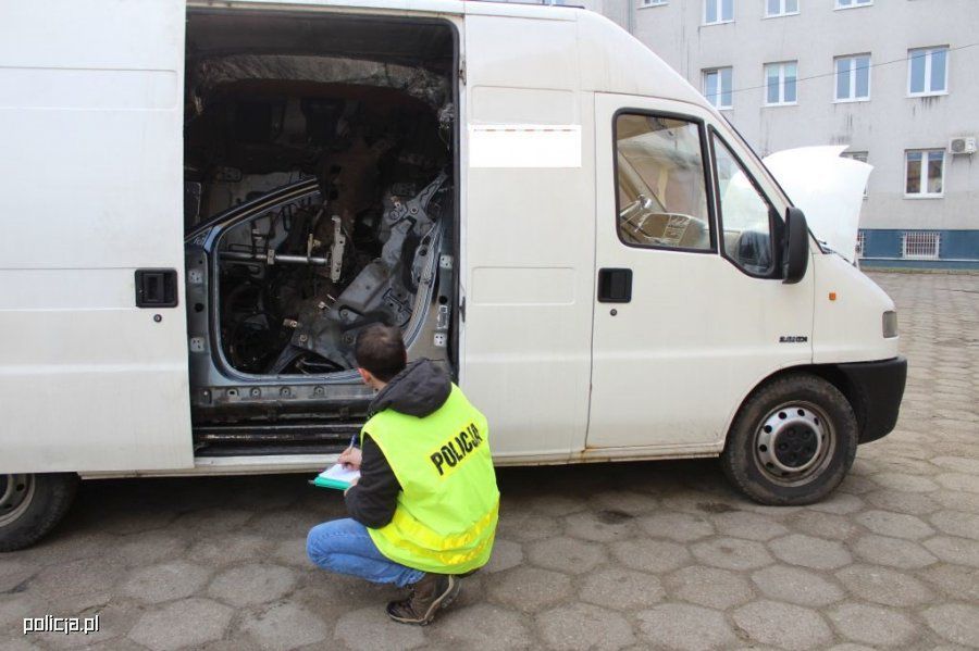 ZŁODZIEJ SAMOCHODOWY W RĘKACH ŁOWICKICH POLICJANTÓW