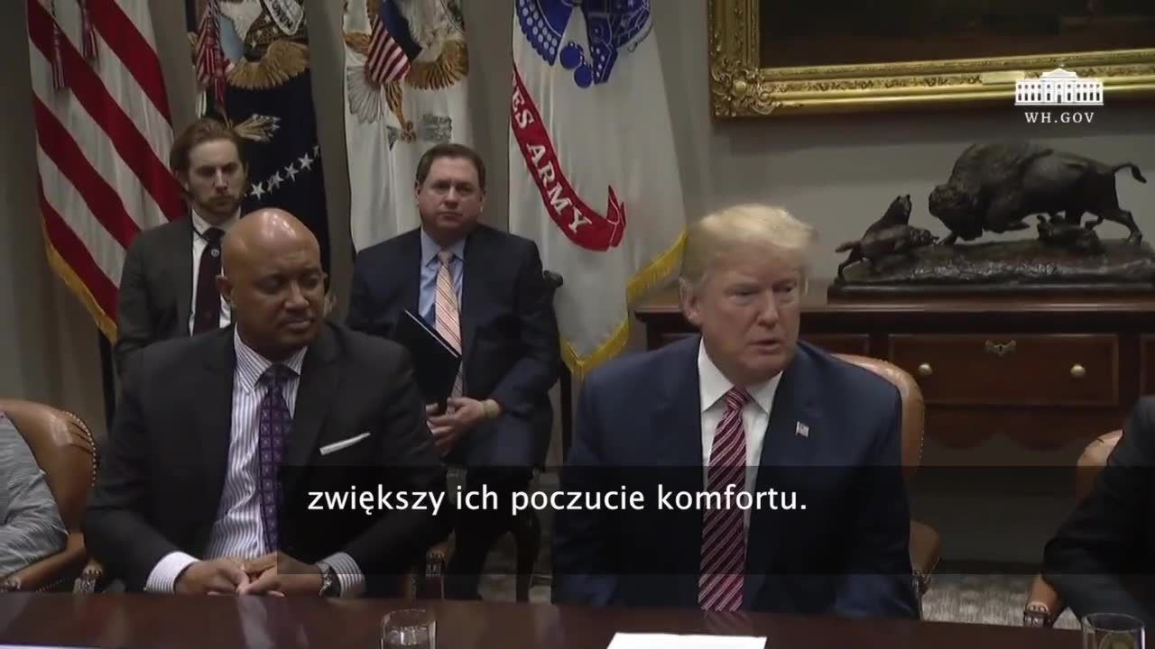 D. Trump chce wyposażyć część pedagogów w broń.