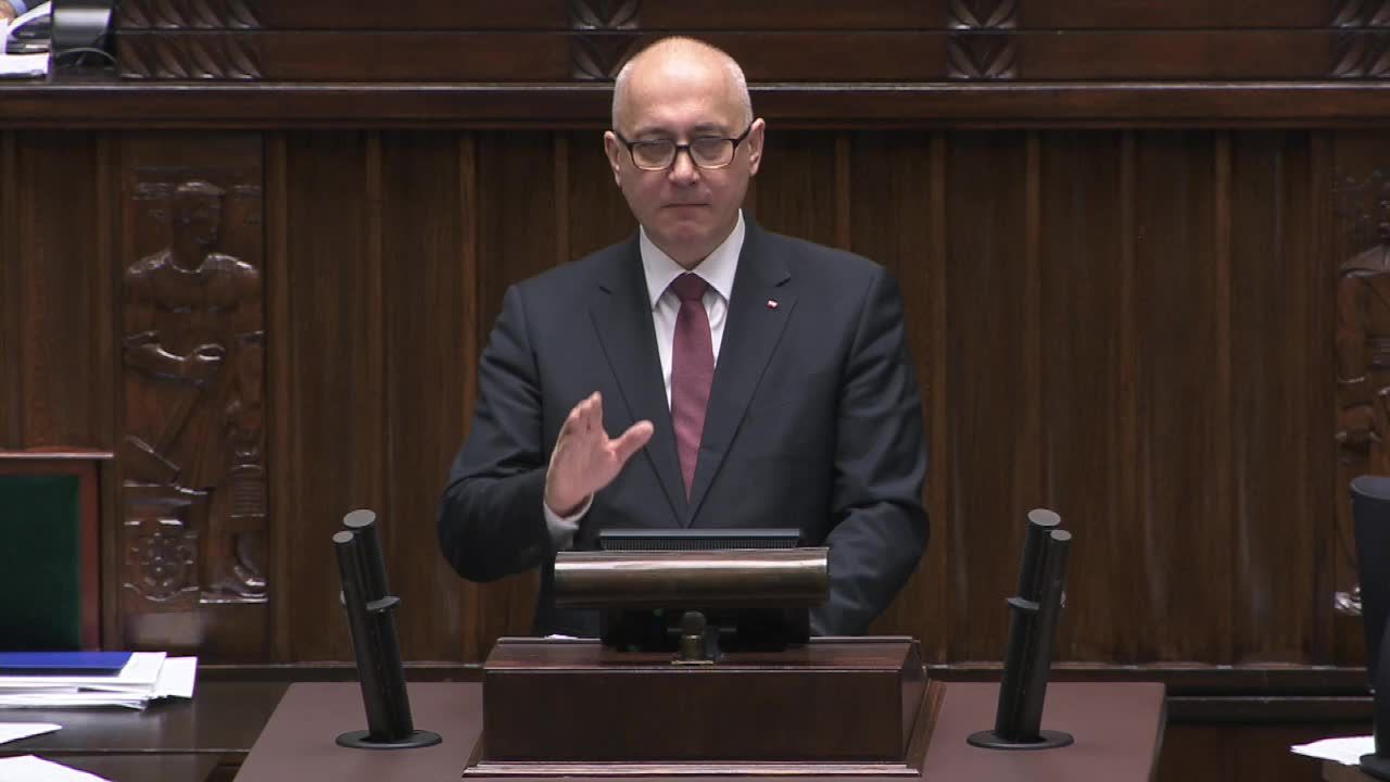 Szef MSWiA w Sejmie: W Polsce takie kreatury muszą chować się po lasach, w Niemczech maszerują w centrum Berlina