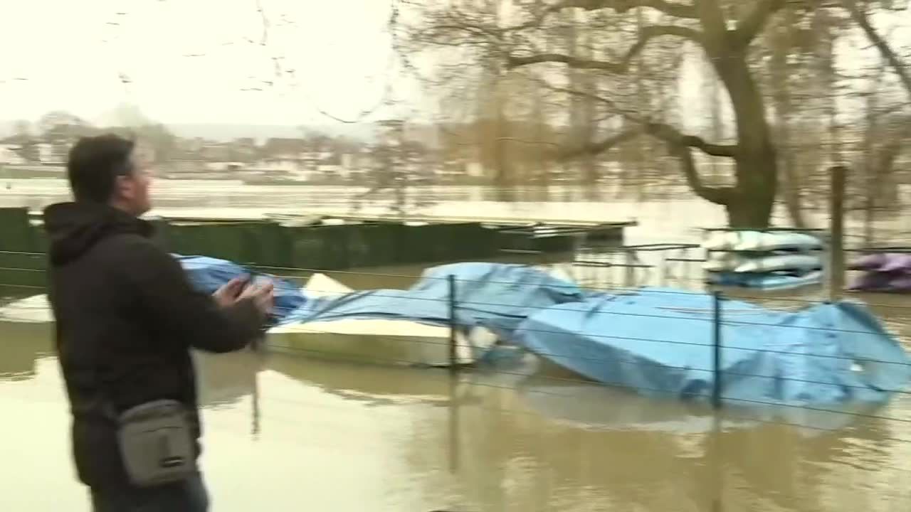 Okolice Notre Dame pod wodą. Poziom Sekwany rośnie