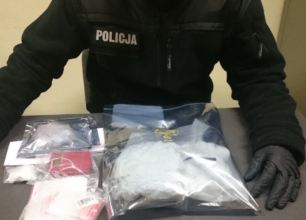 OPRÓCZ SZMINKI NARKOTYKI – ZATRZYMANA Z KILOGRAMEM AMFETAMINY