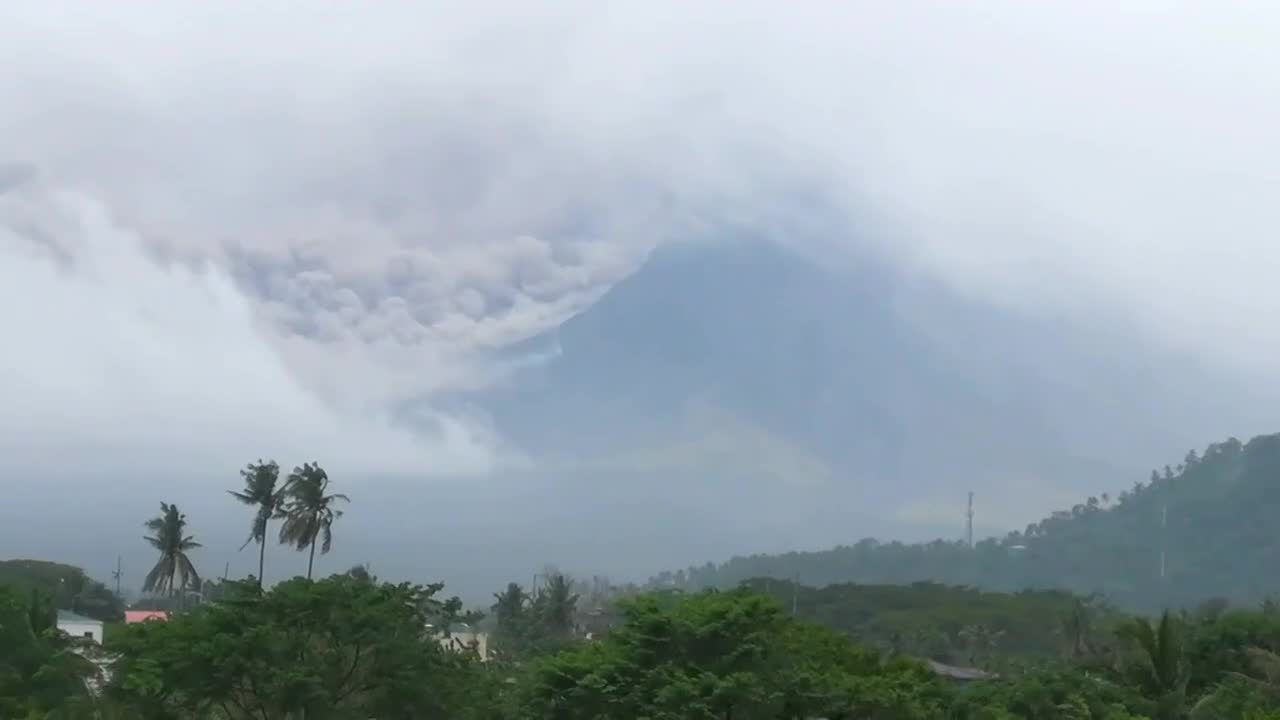 Masowa ewakuacja na Filipinach. Obudził się wulkan Mayon