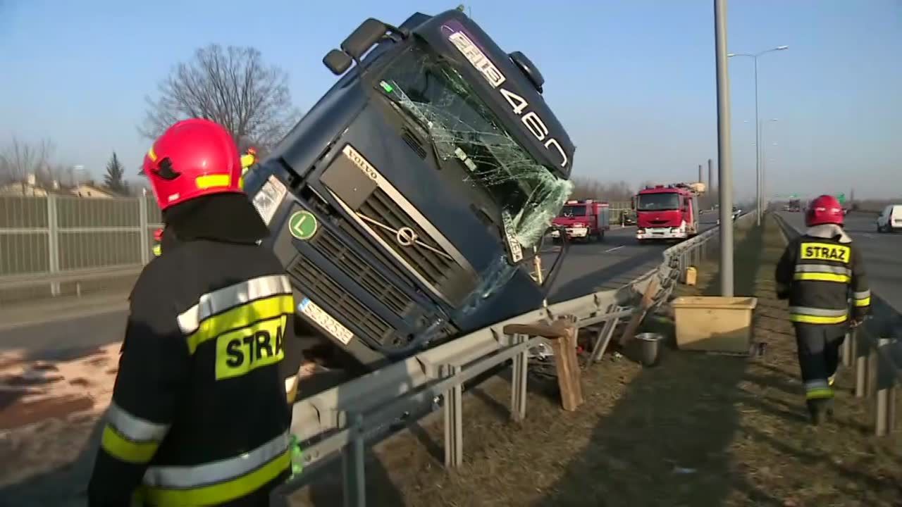 Wypadek na trasie w Zabrzu w kierunku Gliwic. Ciężarówka przewożąca 24 tony węgla wywróciła się, blokując drogę