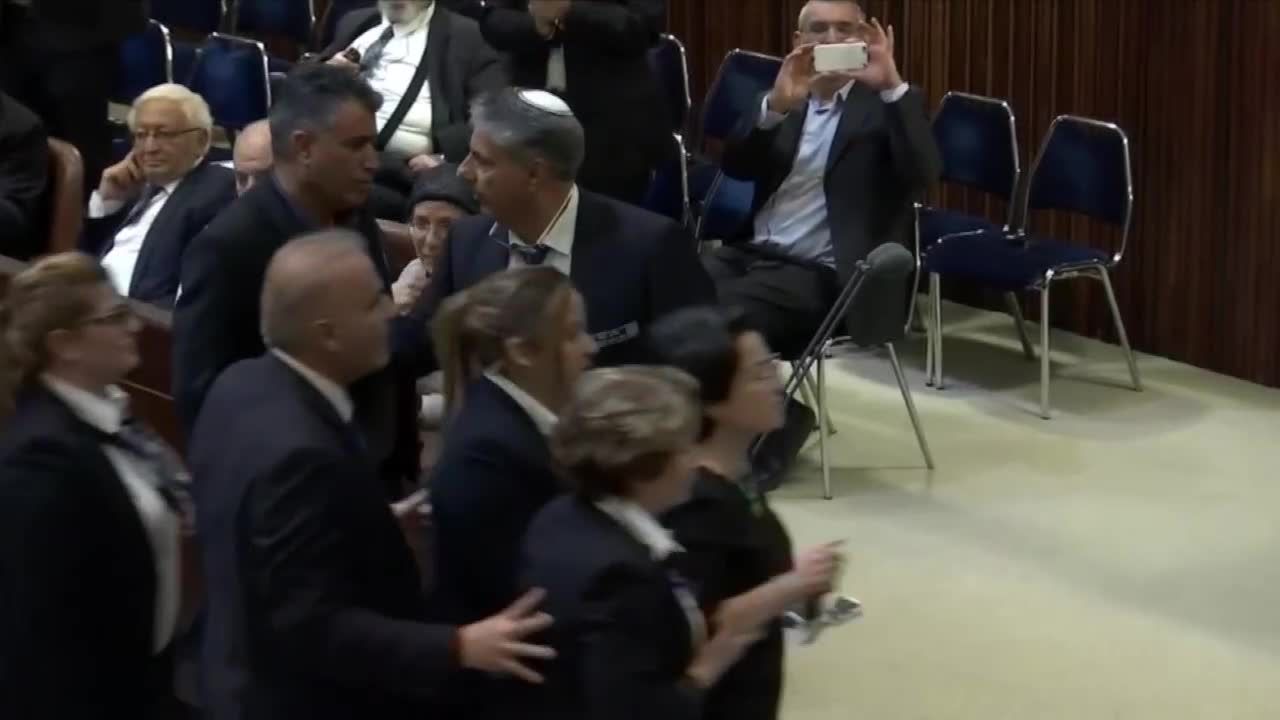 Przepychanki w Knesecie. Protest izraelskich Arabów podczas przemówienia wiceprezydenta USA