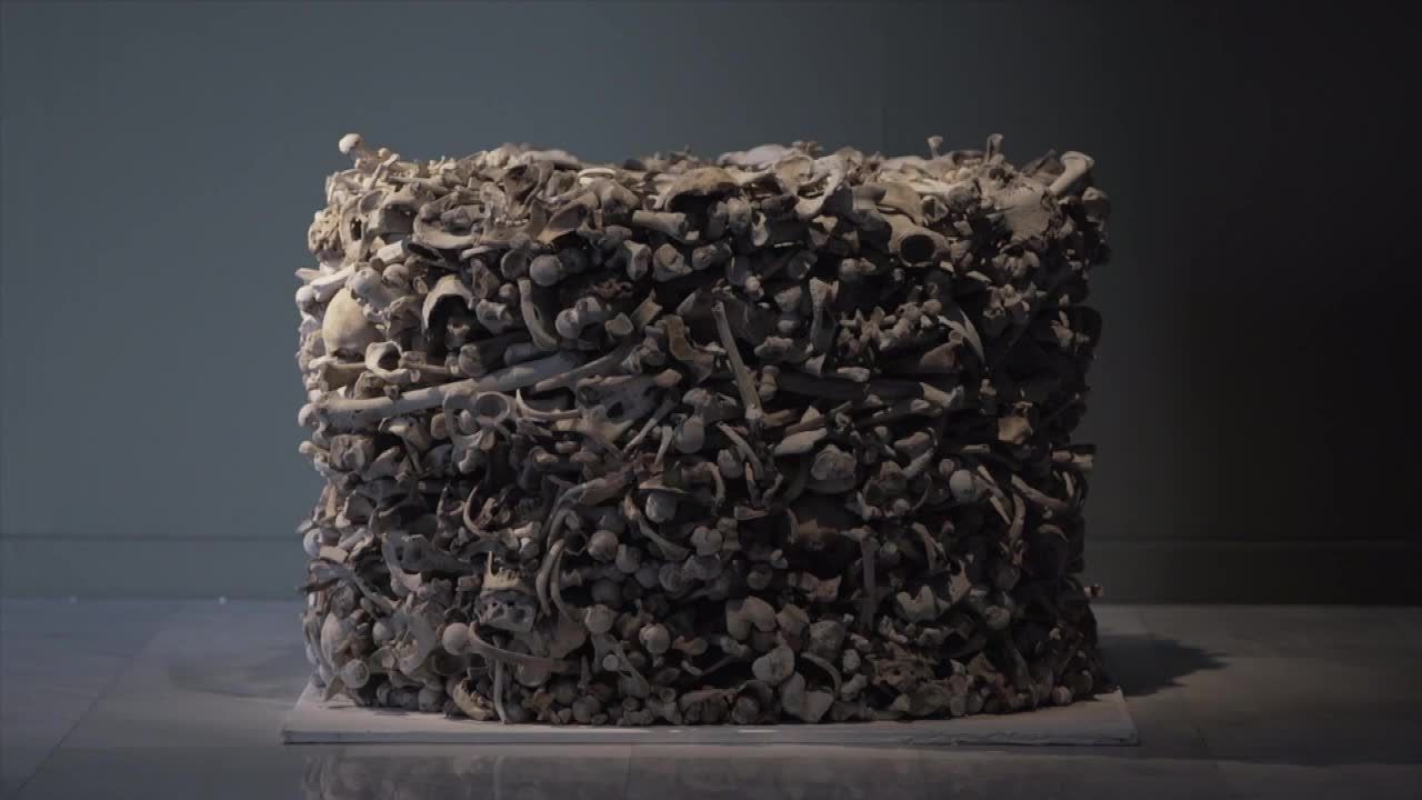 Kontrowersyjna rzeźba w hiszpańskim muzeum. Artystka stworzyła bryłę z ludzkich kości