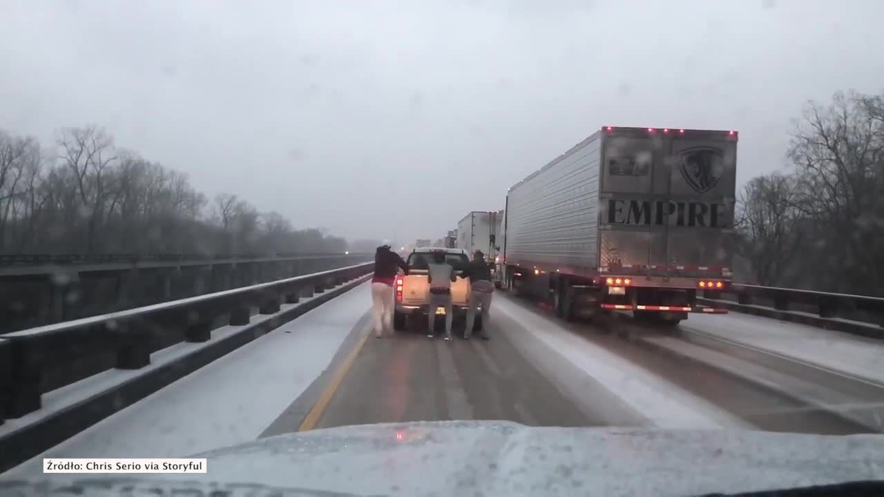 Nietypowy “kulig”. Samochód ciągnął po autostradzie pasażerów, którzy złapali się tylnego zderzaka