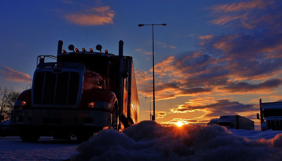 Pijany kierowca ciężarówki jechał autostradą pod prąd.