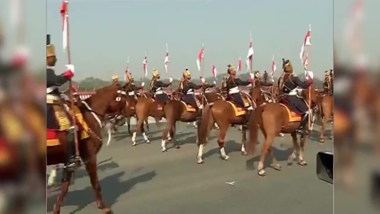 Widowiskowa parada z okazji Dnia Armii w Indiach. Ulicami przejechali motocykliści-akrobaci.