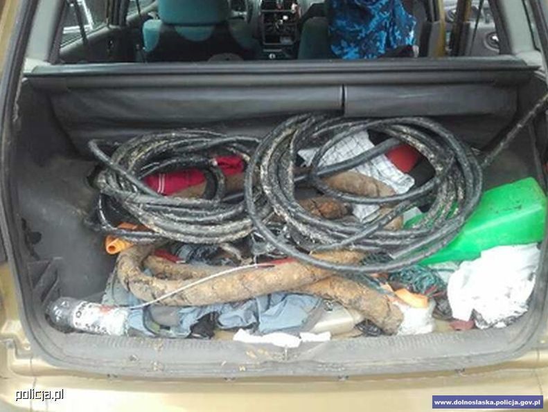 UKRADŁ ELEMENTY INFRASTRUKTURY KOLEJOWEJ O WARTOŚCI 15.000 ZŁ, MIAŁ PRZY SOBIE AMFETAMINĘ I KIEROWAŁ POJAZDEM WBREW ZAKAZOWI SĄDOWEMU