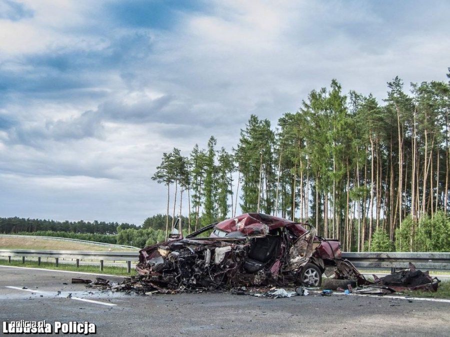 JAZDA POD PRĄD ZAKOŃCZONA TRAGEDIĄ. POLICJANCI USTALAJĄ PRZYCZYNY WYPADKU